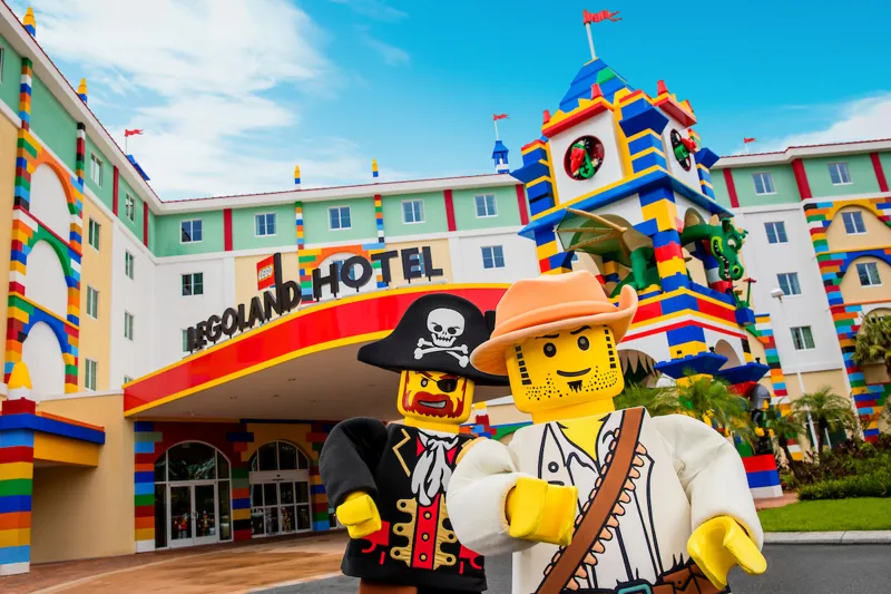 LEGO Characters in front of the LEGOLAND Hotel