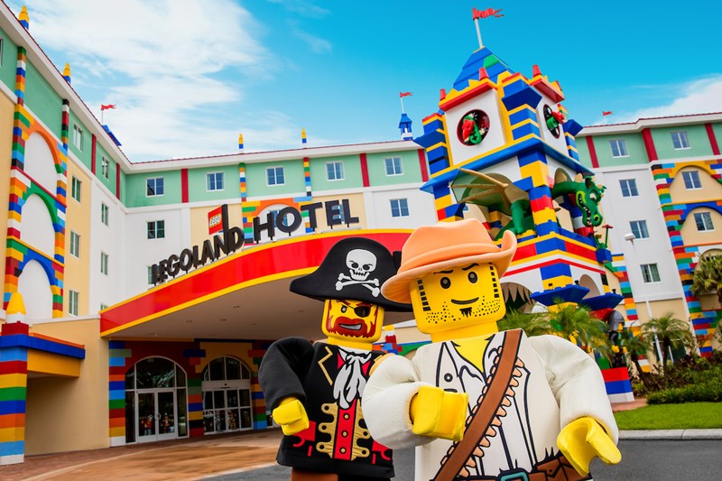 LEGO Characters in front of the LEGOLAND Hotel