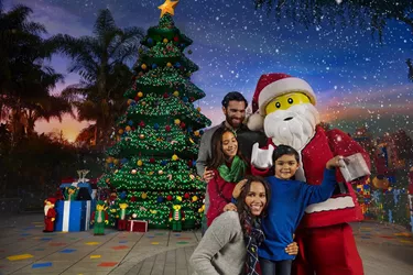 Guests with Minifigure Santa in front of LEGO tree at LEGOLAND California