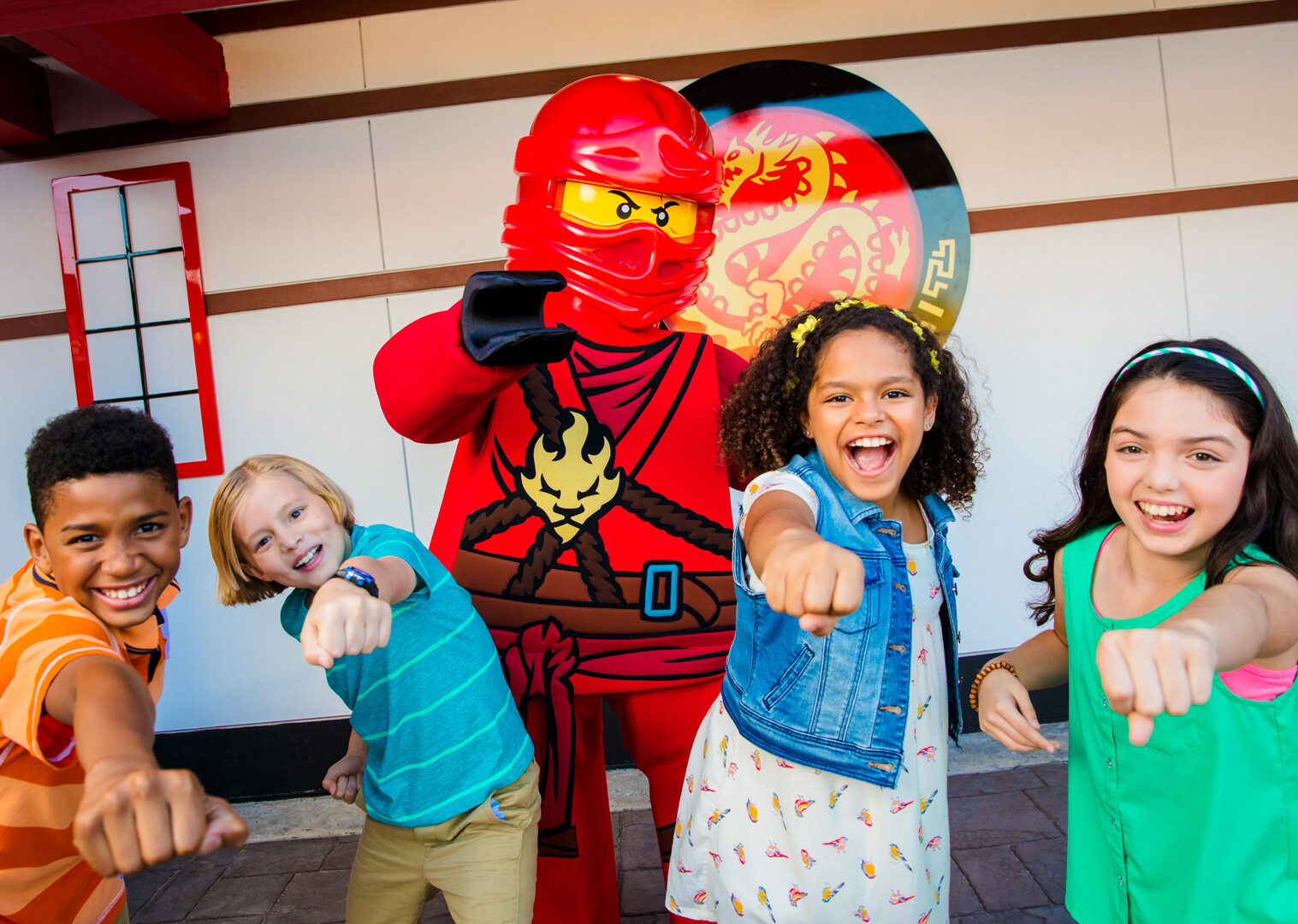 Kids posing with Kai during LEGO Ninjago Days
