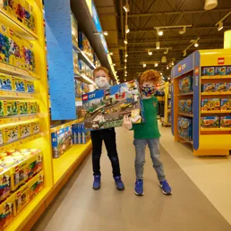 Kids with masks at Big Shop